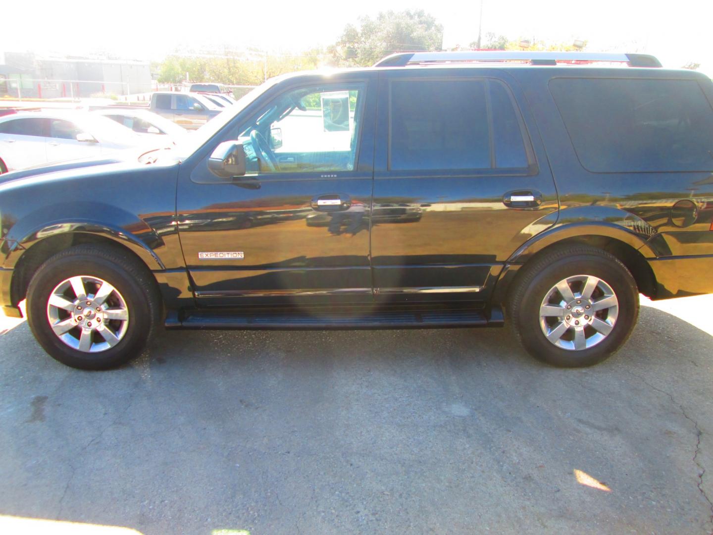 2007 BLACK Ford Expedition Limited 4WD (1FMFU20547L) with an 5.4L V8 SOHC 16V engine, 6-Speed Automatic Overdrive transmission, located at 1815 NE 28th St., Fort Worth, TX, 76106, (817) 625-6251, 32.795582, -97.333069 - Photo#9